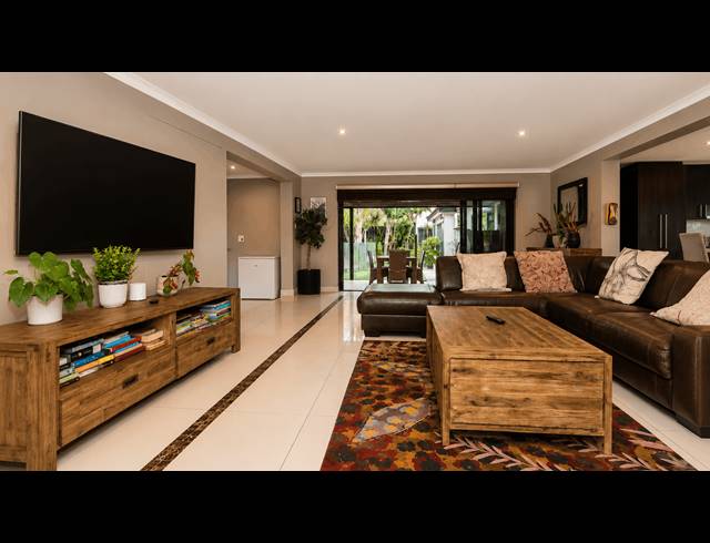 4 BEDROOM FREESTANDING TO LET IN FLAMINGO VLEI